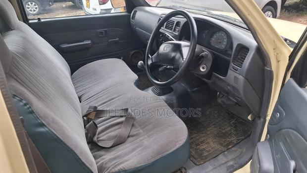 Toyota Hilux 1994 Off white
