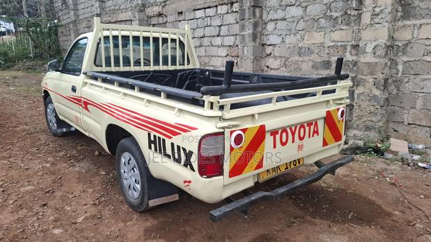 Toyota Hilux 1994 Off white