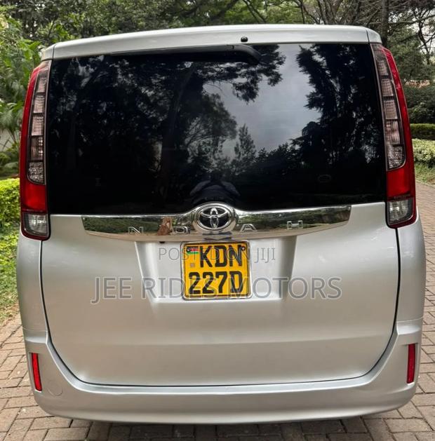 Toyota Noah 2016 Silver