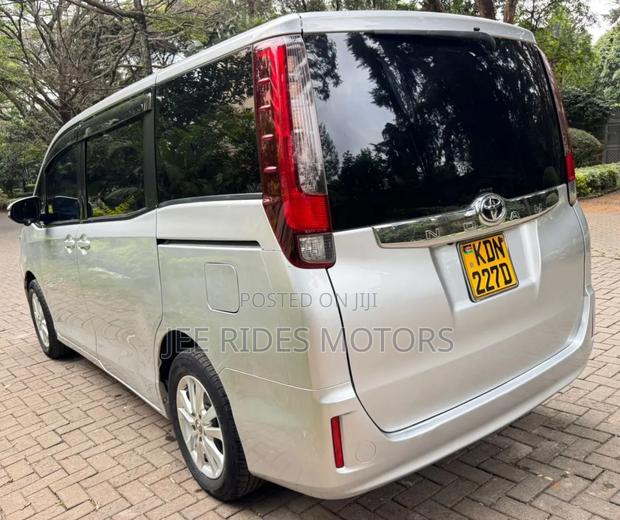 Toyota Noah 2016 Silver