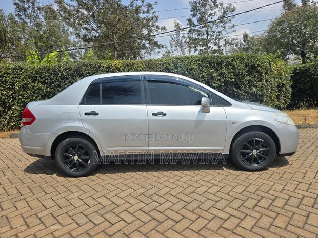 Nissan Tiida 2010 Silver
