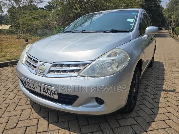 Nissan Tiida 2010 Silver