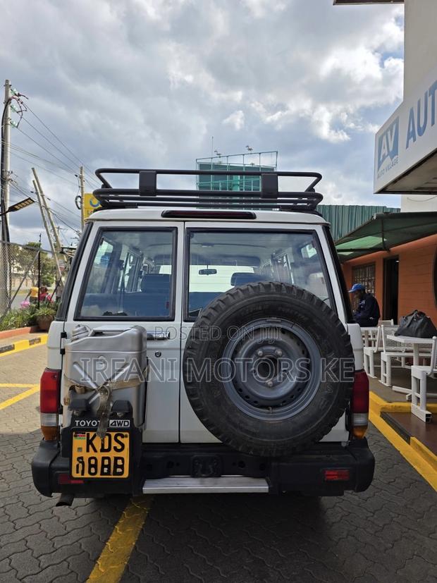 Toyota Land Cruiser 4.0 V6 GXR 2016 White