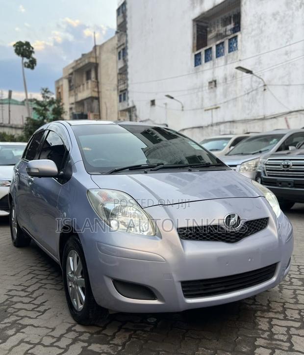 Toyota Vitz 1.3 FWD 5dr 2011 Purple