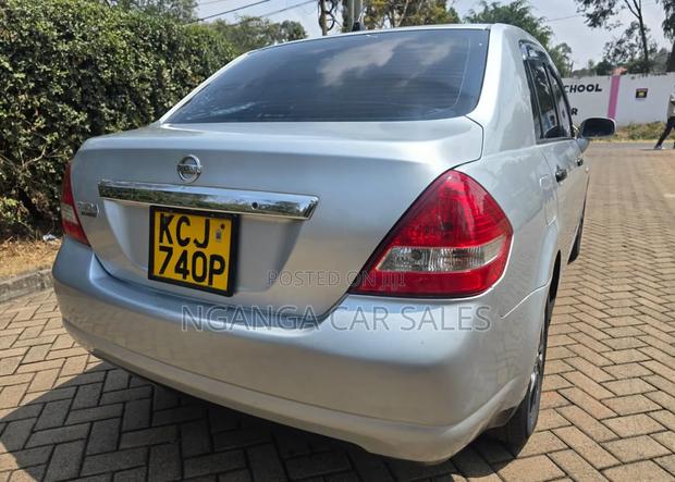 Nissan Tiida 2010 Silver