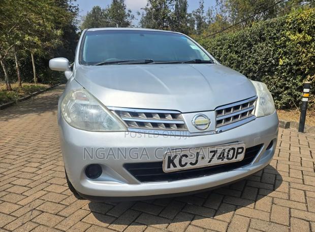 Nissan Tiida 2010 Silver