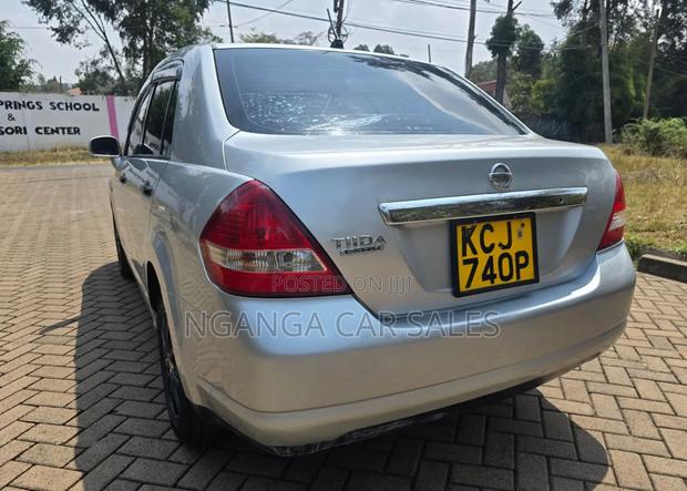 Nissan Tiida 2010 Silver