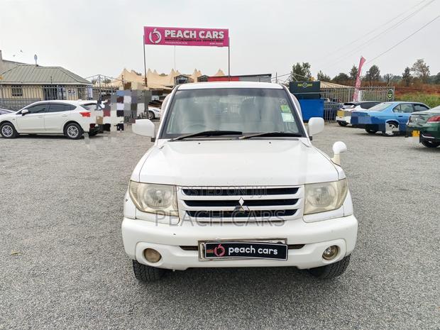 Mitsubishi Pajero 2002 White
