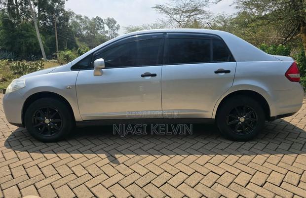 Nissan Tiida 2010 Silver