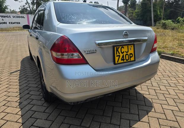 Nissan Tiida 2010 Silver