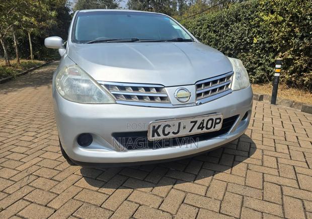 Nissan Tiida 2010 Silver