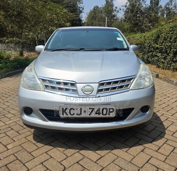 Nissan Tiida 2010 Silver