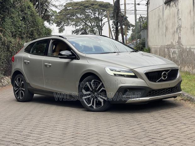 Volvo V40 2017 Gold