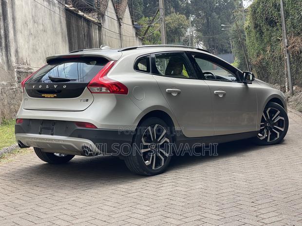 Volvo V40 2017 Gold