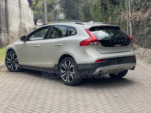 Volvo V40 2017 Gold