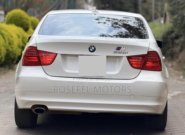 BMW 320i Sedan RWD 2011 White