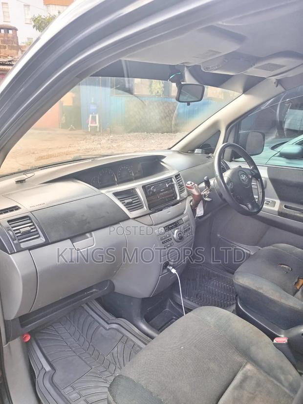 Toyota Noah 2004 Blue