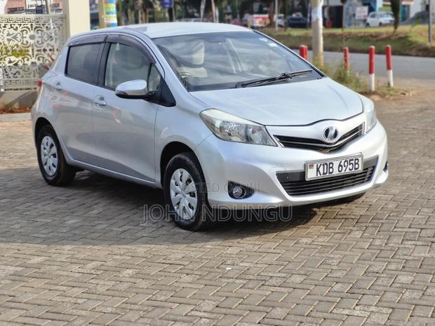 Toyota Vitz 2013 Silver
