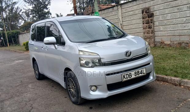 Toyota Voxy 2013 Silver