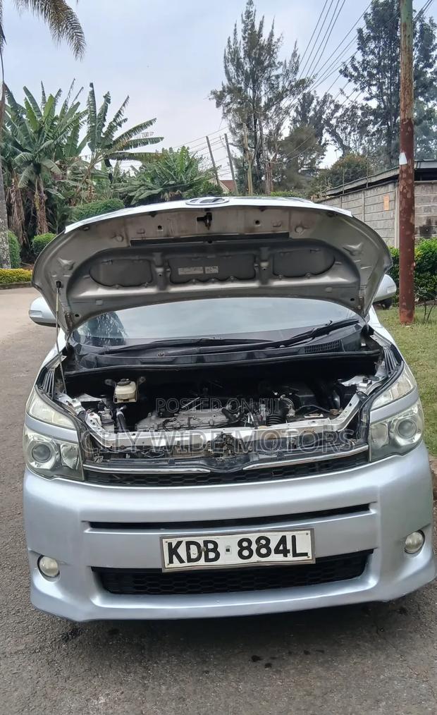 Toyota Voxy 2013 Silver