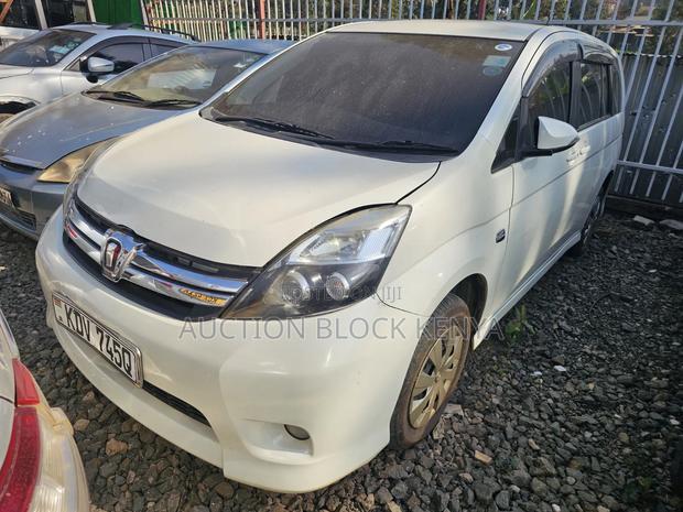 Toyota ISIS 2017 White