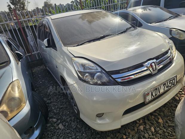 Toyota ISIS 2017 White