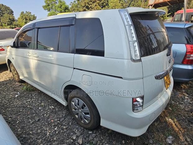 Toyota ISIS 2017 White