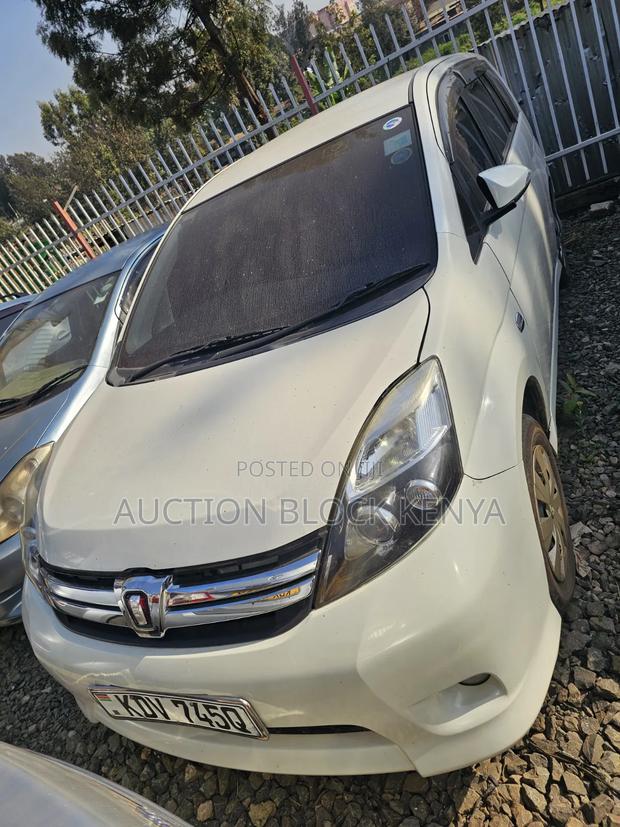 Toyota ISIS 2017 White