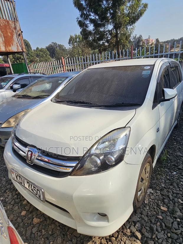 Toyota ISIS 2017 White