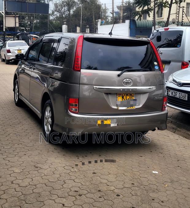 Toyota ISIS 2008 Gray