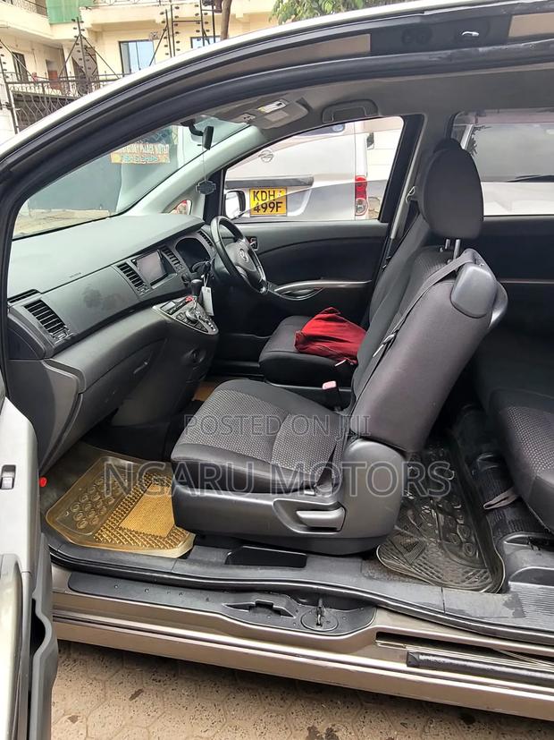 Toyota ISIS 2008 Gray