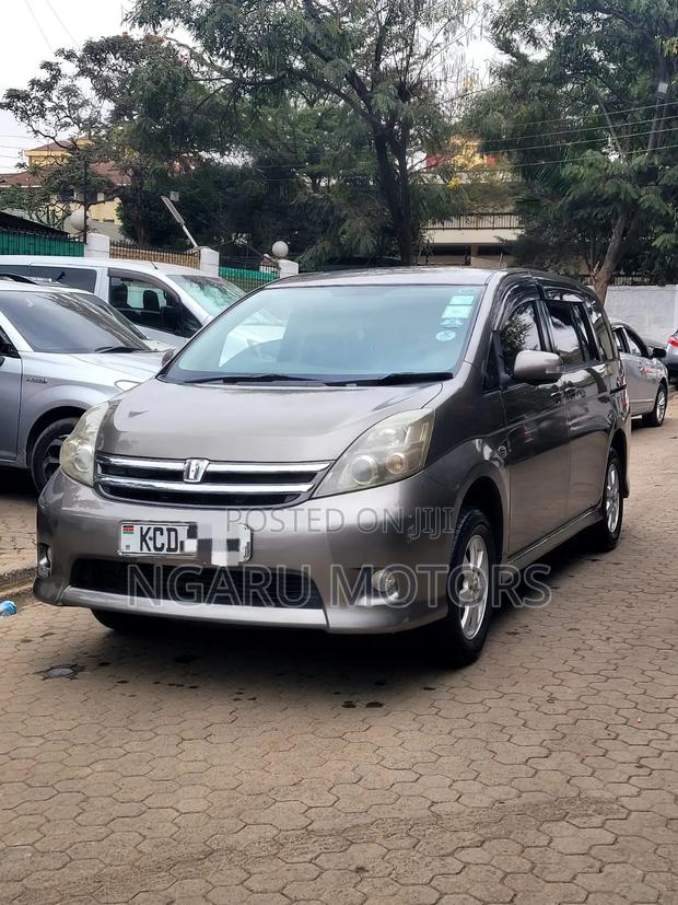 Toyota ISIS 2008 Gray