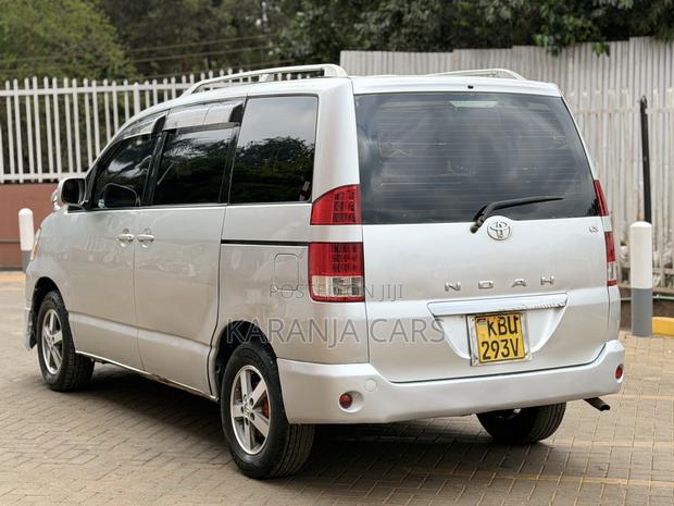 Toyota Noah 2.0 FWD (8 Seater) 2006 Silver