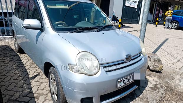 Toyota Sienta 2011 Gray