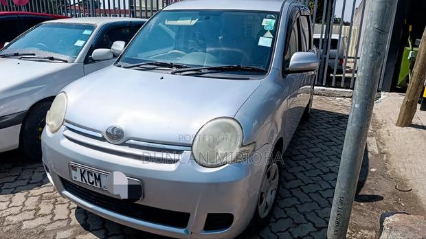 Toyota Sienta 2011 Gray