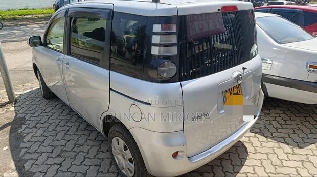 Toyota Sienta 2011 Gray