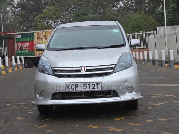 Toyota ISIS 2010 Silver