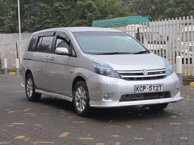 Toyota ISIS 2010 Silver