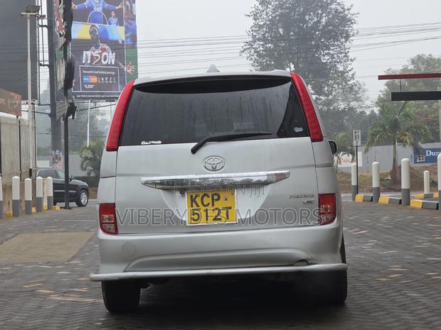 Toyota ISIS 2010 Silver