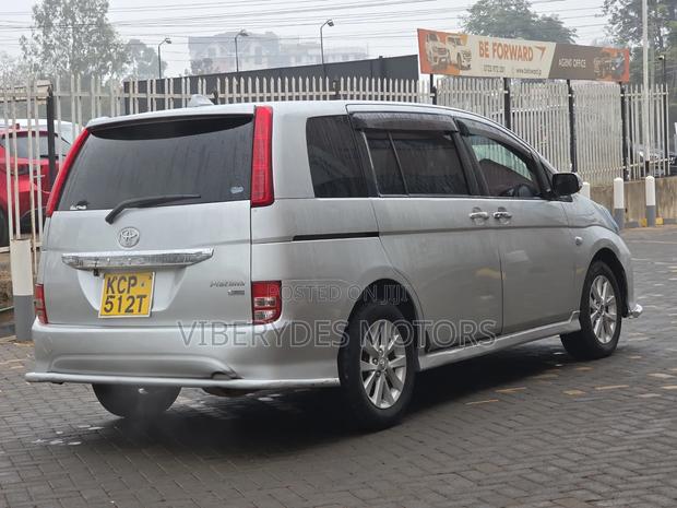 Toyota ISIS 2010 Silver