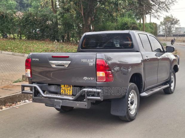 Toyota Hilux 2016 Blue