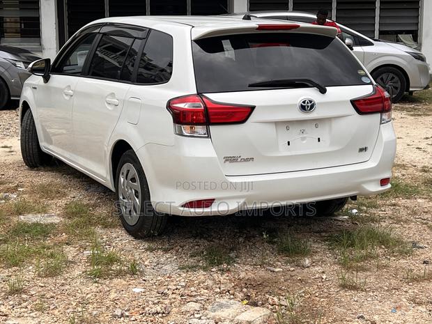 Toyota Corolla Fielder 1.5 Hybrid FWD 2019 White