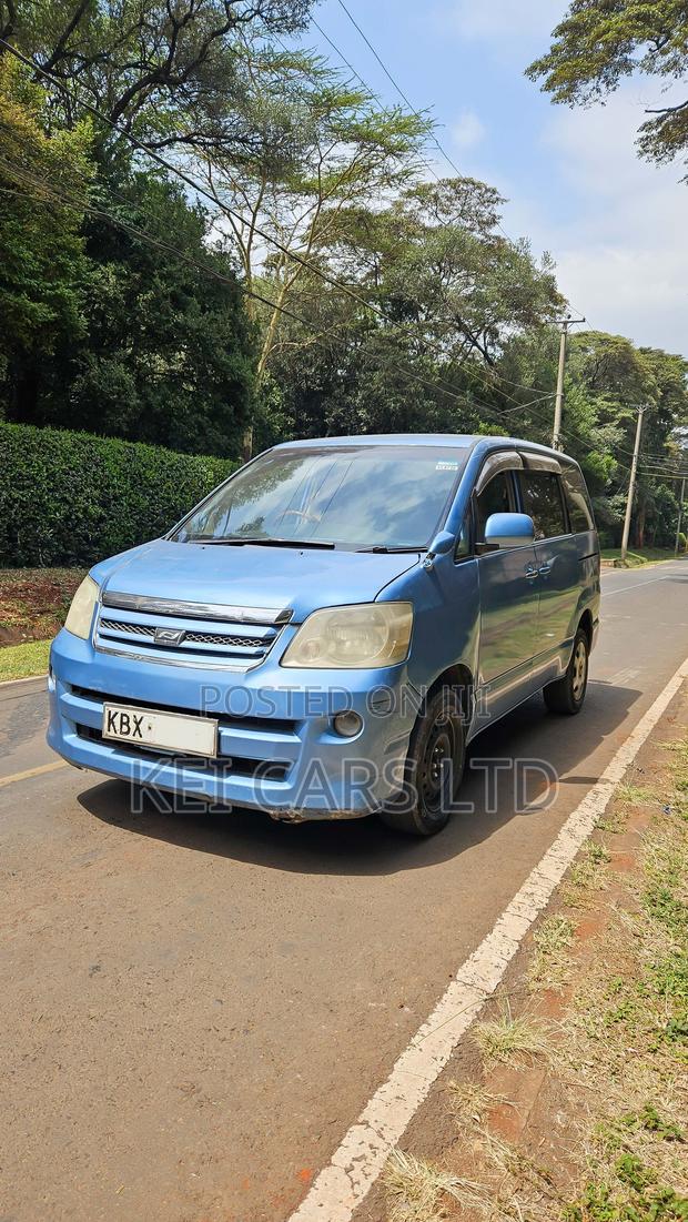 Toyota Noah 2006 Blue