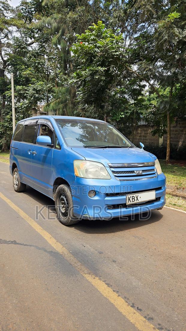 Toyota Noah 2006 Blue