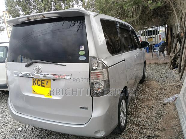 Toyota Voxy 2011 Silver
