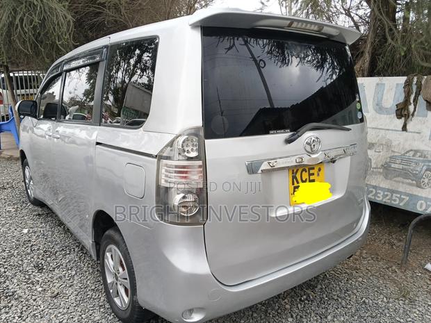 Toyota Voxy 2011 Silver