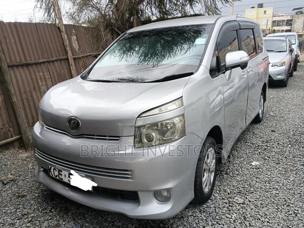 Toyota Voxy 2011 Silver