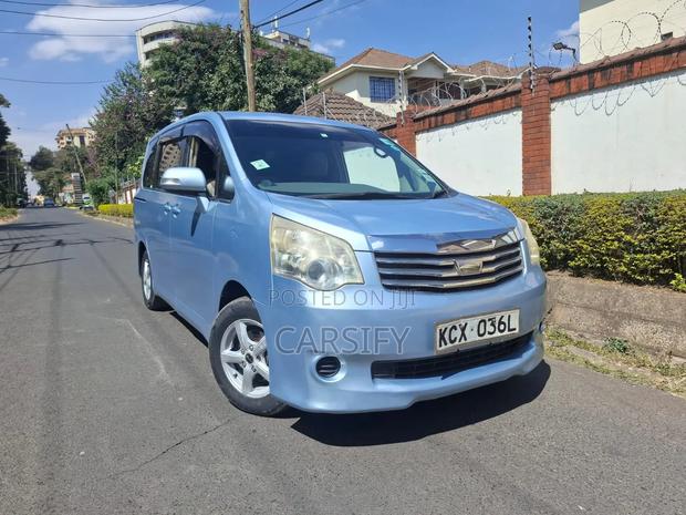 Toyota Noah 2012 Blue