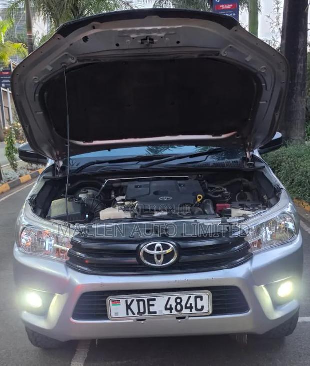 Toyota Hilux 2021 Silver