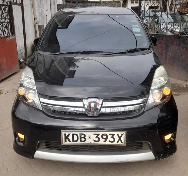 Toyota ISIS 2014 Black